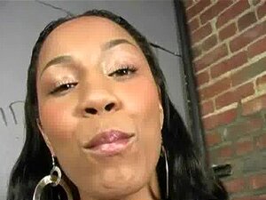 Schwarzes Mädchen lutscht ihren ersten weißen Schwanz in Gloryhole