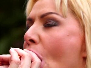 Mama zuigt pik voor een mondvol sperma