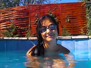 Jacqueline Hope kommer inuti poolen