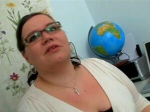 Fette Schönheit bekommt ihre Muschi gefingert