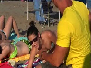 2 Typen schnappen sich Mädels am Strand und ficken sie