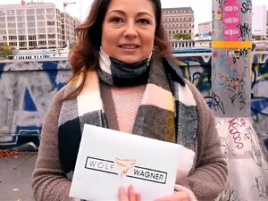 Deutsche hässliche Hausfrau von jüngerem Kerl auf der Straße zum