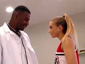 Cheerleader-Süße Sydney Cole schnappt sich einen Ebony-Jock im