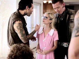 Extra kleine süße Schlampe wird von Perversen vor ihrem Freund