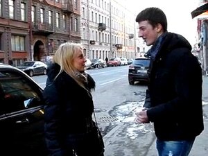 Syvä penetraatio märässä reiässä. Huoran märkä reikä kestää