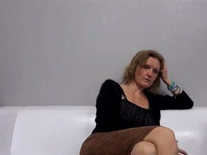 Незасита старија бринета са великим