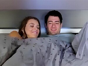 Frisch verheiratetes Paar und Stiefmutter im perfekten Dreier