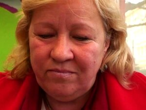 Brüstige 70-jährige Oma reitet fremden Schwanz