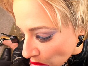 SUUSEKSIÄ SUKKAHOUSUISSA JA KORKEISSA KOROISSA