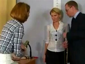 Süße Babe durchläuft ein demütigendes nacktes