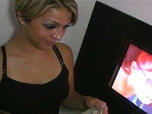 Sinnliche blonde Schlampe lutscht Fremde in einem glorreichen Loch!