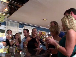 Lyhyttukkainen blondi ja beibi ratsastavat kovaa ison kyrvän orgiassa