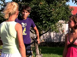 Typ findet heraus, dass die alte Mama mit ihrer süßen Freundin