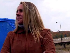 Heiße Blondine aufgegabelt gibt einen Blowjob oben ohne