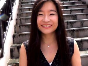 Aziatisch keek naar plassen