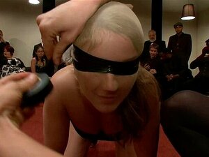 Heiße frische Schlampe wird im Kink.com Castle benutzt und gefickt