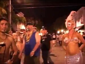 Ältere Frauen werden bei Mardi Gras nackt