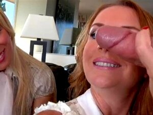 Femdom-MILFs in Gruppenherrschaft Schwanz durch Blasen. Femdom-MIlfs