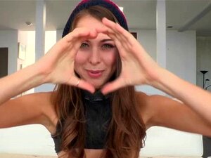 Рајли Рид открива своју длакаву пичку