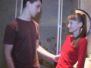 Babe steht in verschiedenen Positionen und genießt den Sex