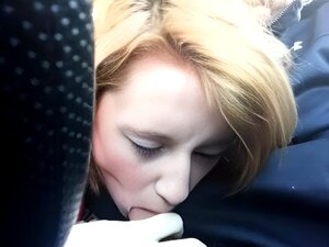 Sletterige blonde vrouw levert een geweldige pijpbeurt in de auto