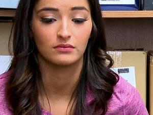 Emily ist überzeugt, den großen Schwanz des Offiziers gegen ihren