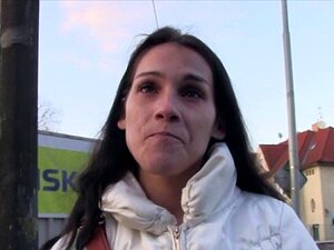 Ein öffentlicher Agent zieht sich für den Sex aus. Ein öffentlicher