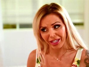 Aften pudottaa puhelimensa intiimiä tarjousta varten. Näyttää