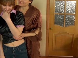 GirlsForMatures Szene: Elsa und Dorothy. In der Tür angekommen,