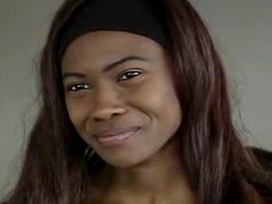 Sieh dir an, wie der perfekte Körper der schwarzen Cheerleaderin Mia