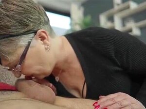 Alex Q (dreißig) Petra (Eu) (61) Oma Petra nimmt einen jungen Fremden