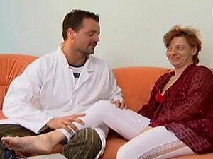 Behaarte Mama anal und ins Gesicht