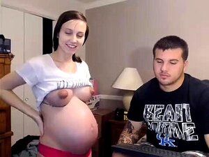 Schwangere Süße reibt ihre Muschi und bläst einen großen Schwanz