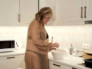 Jane Fox geht in die Küche, um etwas zu kochen. Die