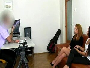 Rothaarige Muschi wird geleckt, während beim Casting der Mund gefickt