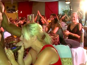 Äkta interracial CFNM blowjob-fest med blondin