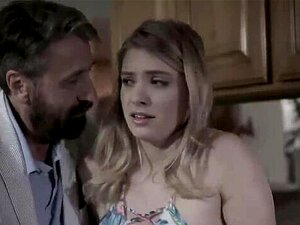 Süße, geile behaarte Muschi wird auf der Couch so hart