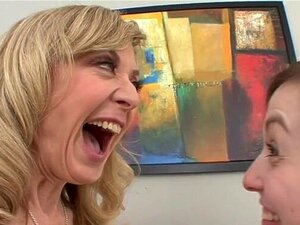 Blonde Mami verführte die Freundin ihres Stiefsohns und machte Liebe