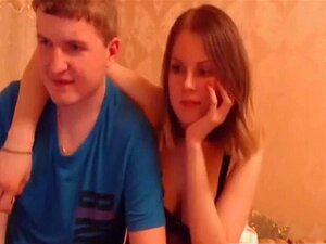 Heißes, frisches Paar beschließt, Sex zu haben, während sie sich