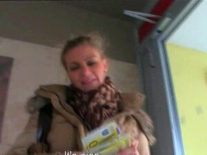 Kolla in killen när han såg denna blonda heting i