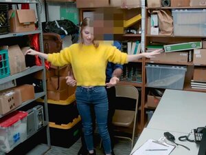 Die verdächtige Nadya mit großen Titten zieht sich nackt aus und