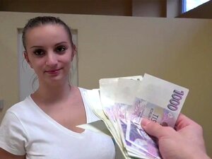 Schweizer Masseurin mit großen natürlichen Melonen nimmt Geld für