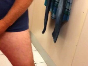 Schau heimlich zu, wie dieser Hengst in einer öffentlichen