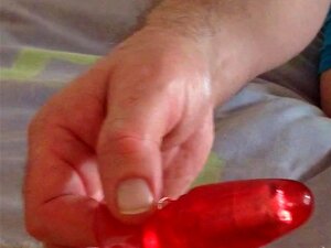 Fingered en clit buzzing till orgasme