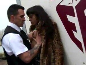 Dreckige Straßennutte Alyssa Divine wird vom Fuzz gefickt