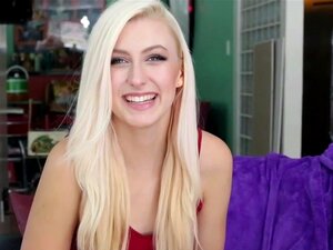 Blonde Süße wird vollgespritzt, blonde Süße mit kleinen Titten