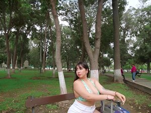 Kolumbianischer Superarsch wird beim Gehen durch die Straßen von