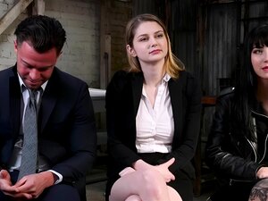 Vollbusige Agentin von lezdom hacker mit strapon gefickt