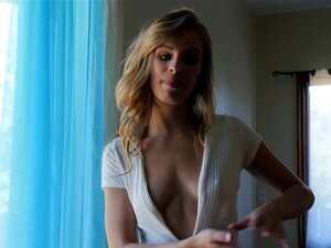 Hottie wird solo hinter den Kulissen nackt. Kleine süße Hottie zieht