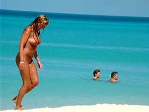 Nackter strand-voyeur, blonde mit großartigem körper gefilmt, wie